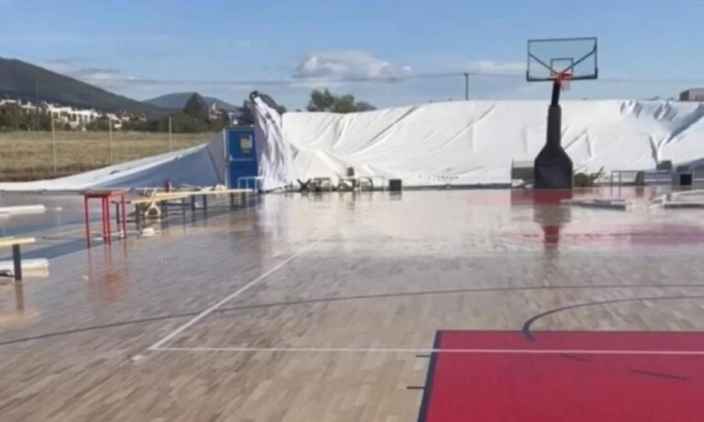 Θεσσαλονίκη: Ξηλώθηκε σκέπαστρο αθλητικού χώρου από τους ανέμους – Από θαύμα δεν υπήρξαν τραυματισμοί (Βίντεο)